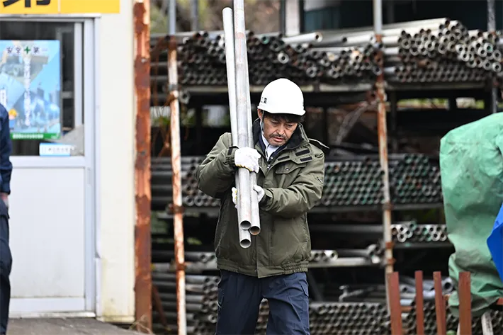 『夫に間違いありません』に出演する安田 顕さんが写る場面写真