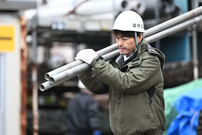 『夫に間違いありません』に出演する安田 顕さんが写る場面写真