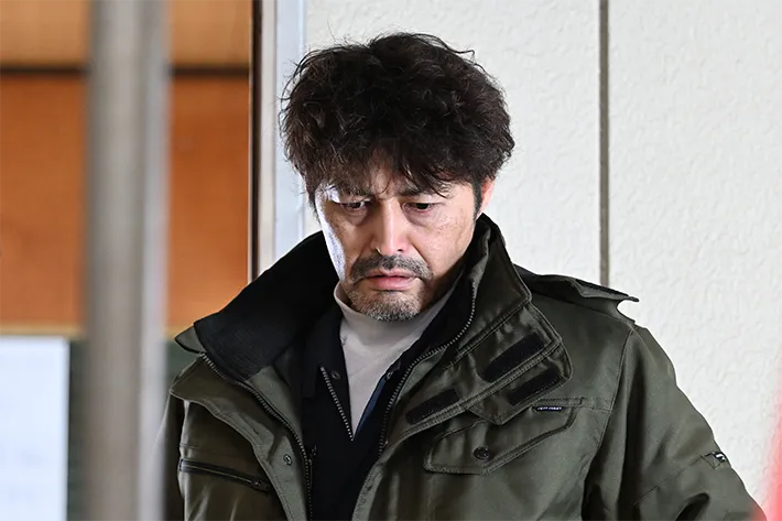 『夫に間違いありません』に出演する安田 顕さんが写る場面写真