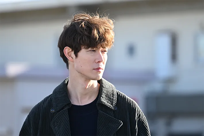 『夫に間違いありません』に出演する宮沢氷魚さんが写る場面写真