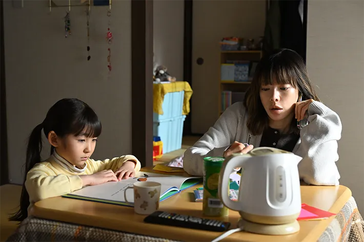 『夫に間違いありません』に出演する桜井ユキさんが写る場面写真