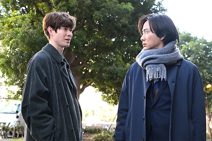 『夫に間違いありません』に出演する宮沢氷魚さんと中村海人さんが写る場面写真