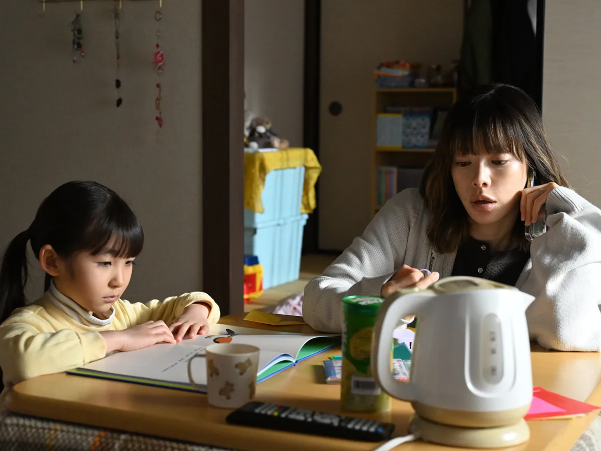 『夫に間違いありません』に出演する桜井ユキさんが写る場面写真