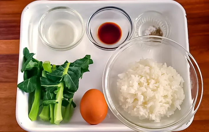 『ブロッコリーの茎の炒飯』材料の写真（撮影：小泉明代）