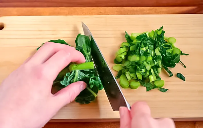 『ブロッコリーの茎の炒飯』を作る写真（撮影：小泉明代）