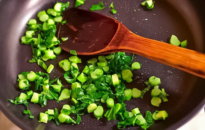 『ブロッコリーの茎の炒飯』を作る写真（撮影：小泉明代）