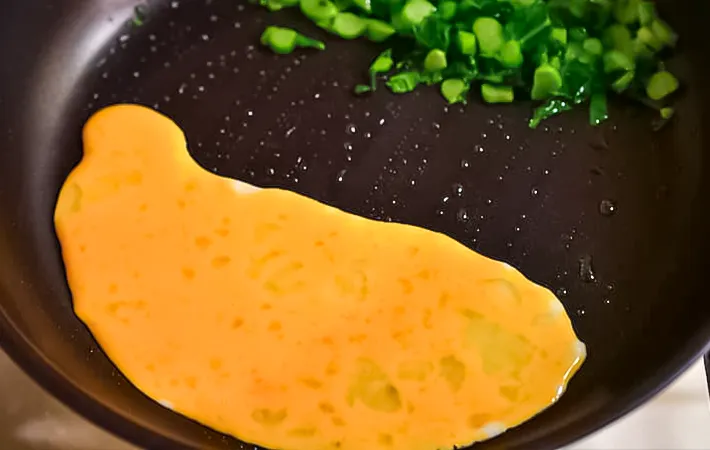 『ブロッコリーの茎の炒飯』を作る写真（撮影：小泉明代）