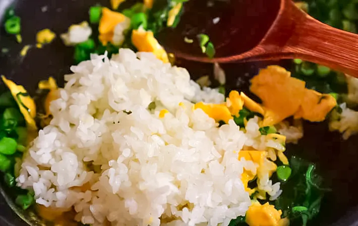 『ブロッコリーの茎の炒飯』を作る写真（撮影：小泉明代）