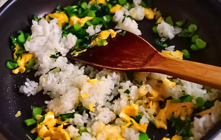 『ブロッコリーの茎の炒飯』を作る写真（撮影：小泉明代）