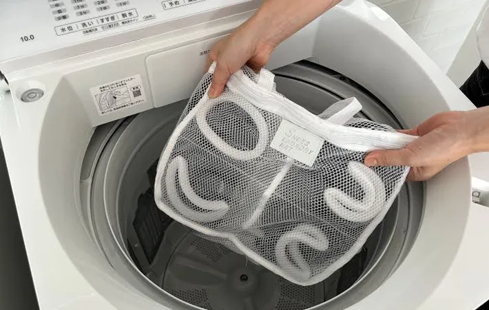 『ネットに入れたスリッパを洗濯機に入れる』写真（撮影：Heulie）