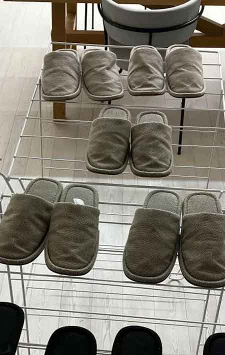 洗ったスリッパの写真（撮影：Heulie）