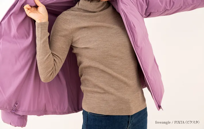 『ダウンジャケットを着る女性』の写真