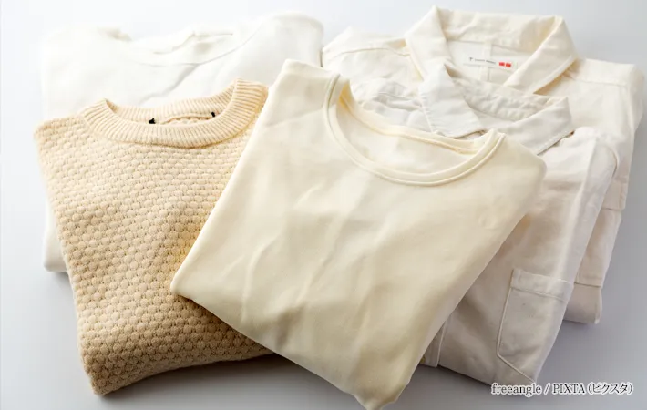 『黄ばんだ白い洋服』の写真