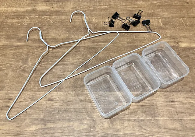 ハンガーとクリップ、タッパー（撮影：grapeライフハック編集部）