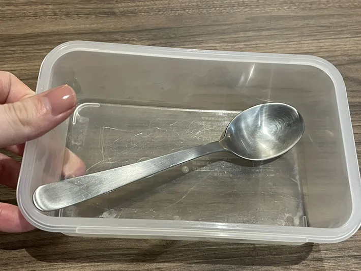 タッパーとスプーンの写真（撮影：grapeライフハック編集部）