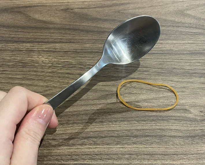 輪ゴムとスプーンの写真（撮影：grapeライフハック編集部）
