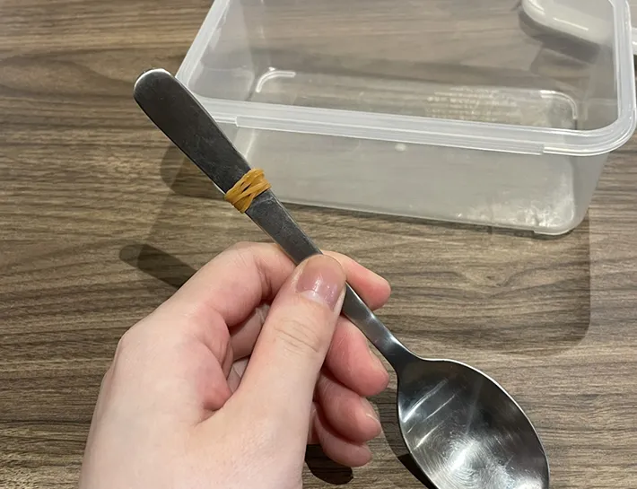 輪ゴムとスプーンの写真（撮影：grapeライフハック編集部）
