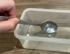 輪ゴムとスプーンの写真(撮影:grapeライフハック編集部)