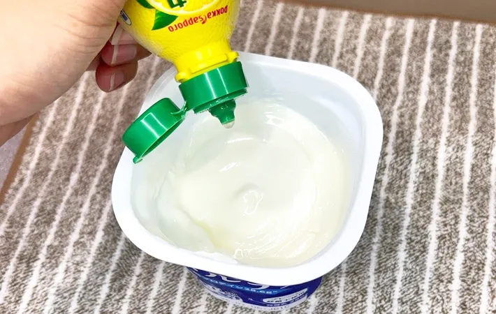 ヨーグルトにレモン汁をたらす写真（撮影：キジカク）