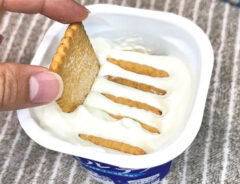 『ココナッツサブレとヨーグルトでチーズケーキ風』を作る写真（撮影：キジカク）