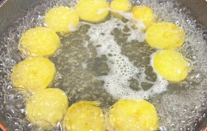 サツマイモをゆでる写真（撮影：キジカク）