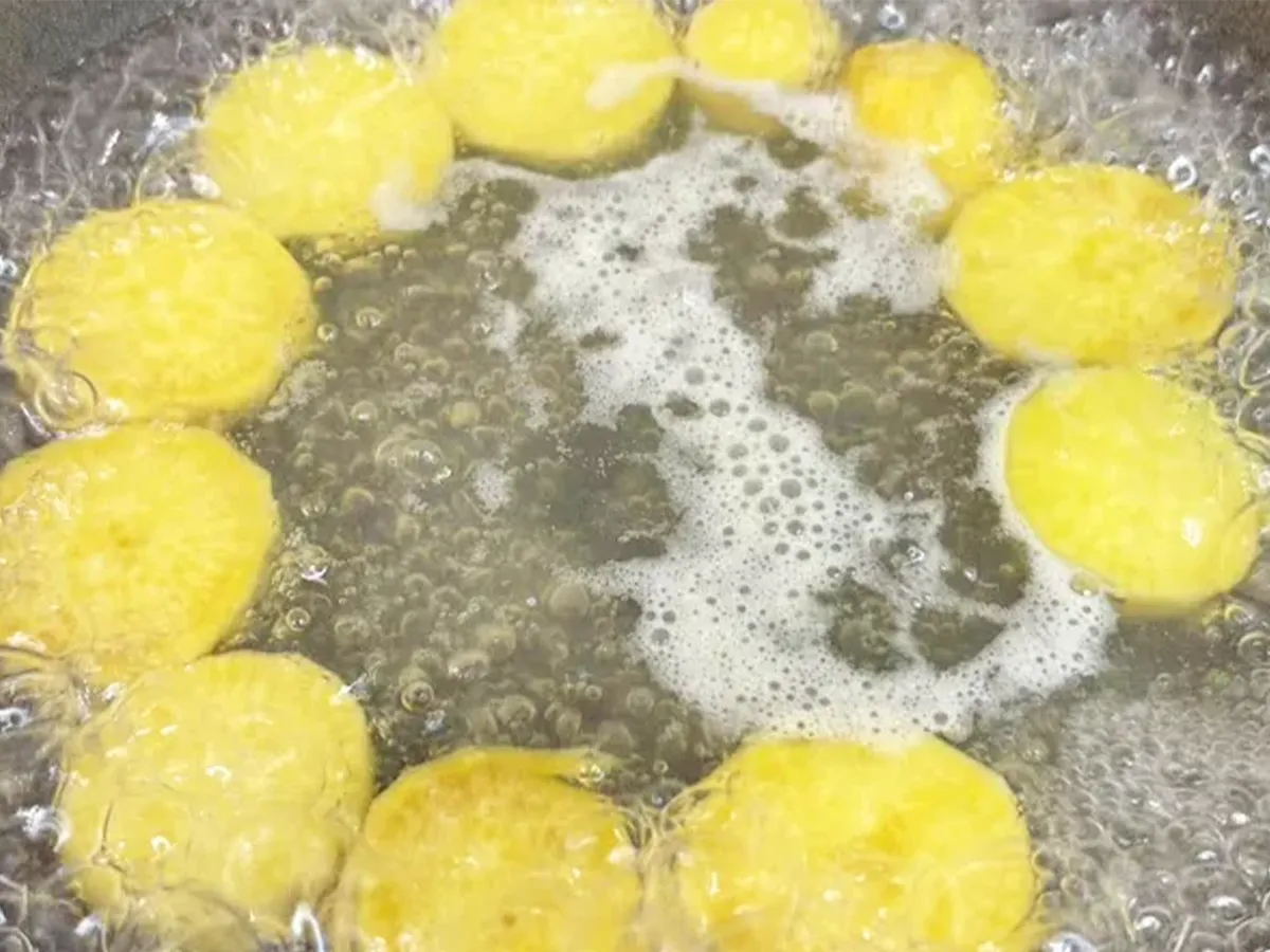 サツマイモをゆでる画像（撮影：エニママ）