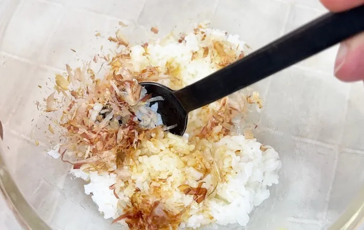 『勝つおむすび』を作る写真（撮影：キジカク）