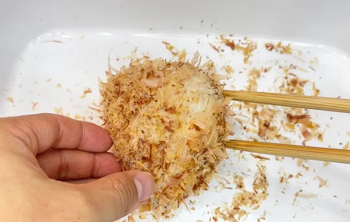 『勝つおむすび』を作る写真（撮影：キジカク）