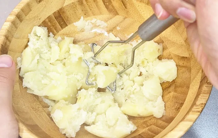 『ポテサラのハム巻きサラダ』のジャガイモをつぶす写真（撮影：キジカク）