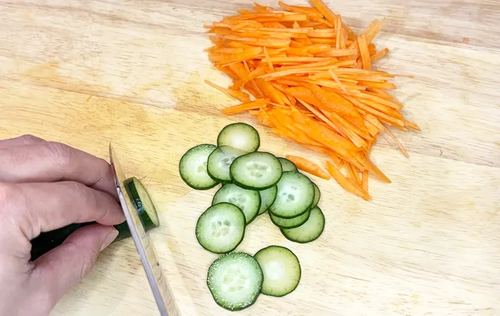 『ポテサラのハム巻きサラダ』を野菜を切る写真（撮影：キジカク）