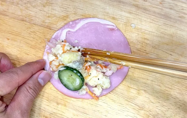 『ポテサラのハム巻きサラダ』のハムで巻く写真（撮影：キジカク）