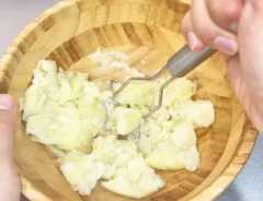 『ポテサラのハム巻きサラダ』を作る写真（撮影：キジカク）