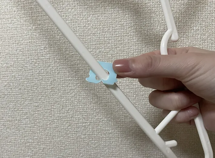 ハンガーとバッグ・クロージャ―の写真（撮影：grapeライフハック編集部）