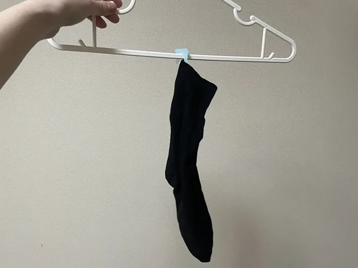 靴下を干す写真（撮影：grapeライフハック編集部）