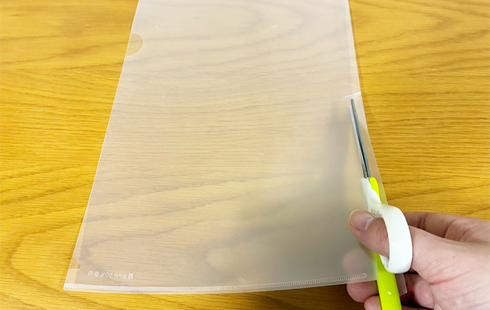 クリアファイルをゴミ箱に使う方法（撮影：grapeライフハック編集部）