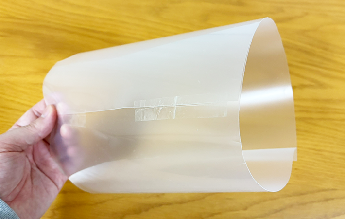 クリアファイルをゴミ箱に使う方法（撮影：grapeライフハック編集部）