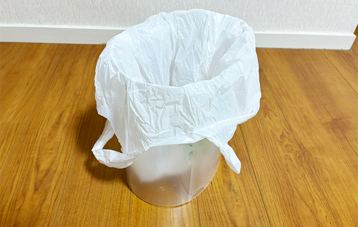 クリアファイルをゴミ箱に使う方法（撮影：grapeライフハック編集部）