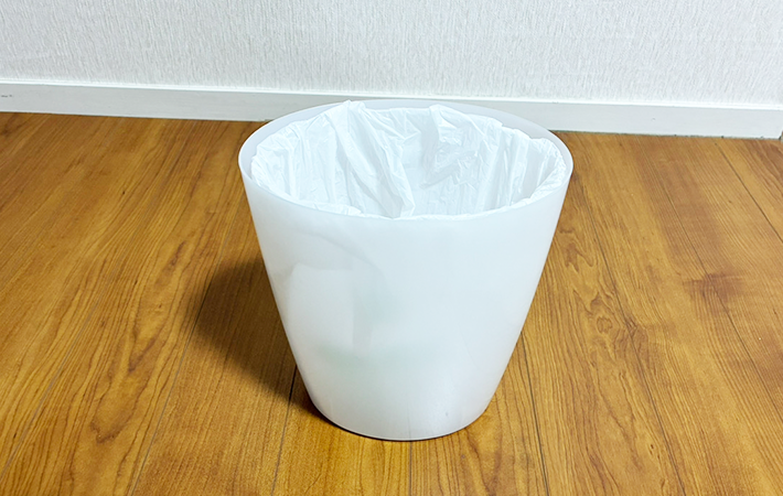 クリアファイルをゴミ箱に使う方法（撮影：grapeライフハック編集部）