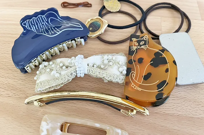 散らばったヘアアクセサリーの写真（撮影：grapeライフハック編集部）