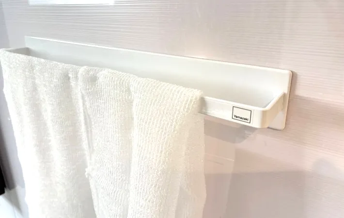『山崎実業 マグネットバスルームタオルハンガー　ワイド』の使用写真（撮影：Classy Life）