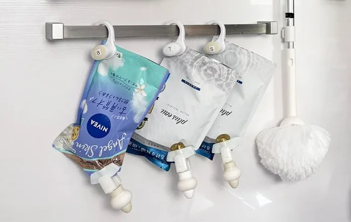 シャンプー類をつるす写真（撮影：Classy Life）