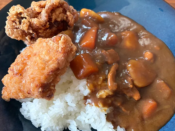 から揚げとカレーライスの写真（撮影：エニママ）