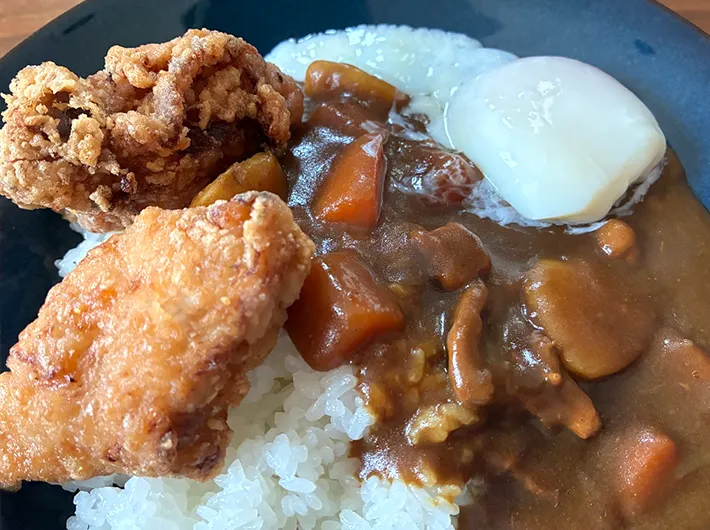 から揚げと温泉卵とカレーライスの写真（撮影：エニママ）