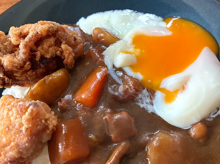 から揚げと温泉卵とカレーライスの写真（撮影：エニママ）
