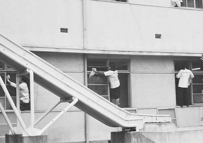 社会福祉施設で清掃活動をする様子