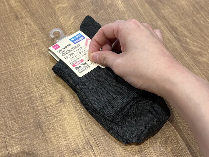 靴下のタグを持っている画像（撮影：grapeライフハック編集部）