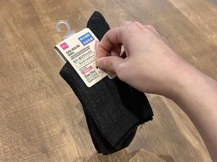 靴下のタグを持っている画像（撮影：grapeライフハック編集部）
