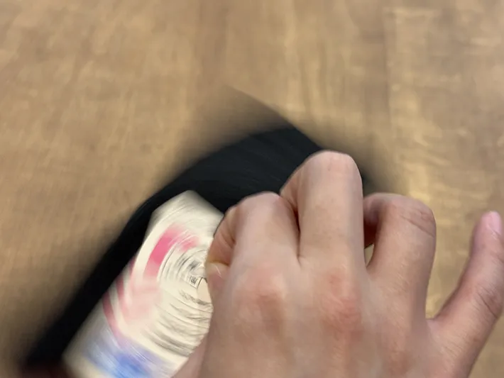 靴下のタグを持って回している画像（撮影：grapeライフハック編集部）