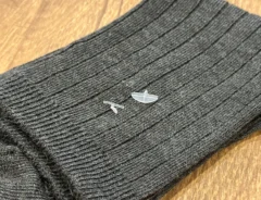 靴下のタグの画像（撮影：grapeライフハック編集部）