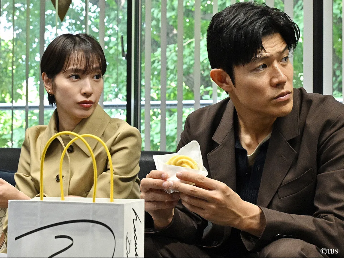 日曜劇場『リブート』に出演する鈴木亮平さんと戸田恵梨香さん